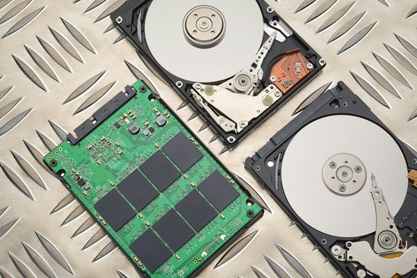 Comment choisir entre différents types de SSD pour un ordinateur portable destiné à l'édition de vidéos?
